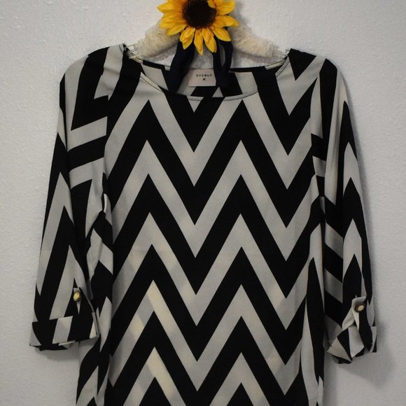 Chiffon blouse with cute button details - Picture 3 of 6